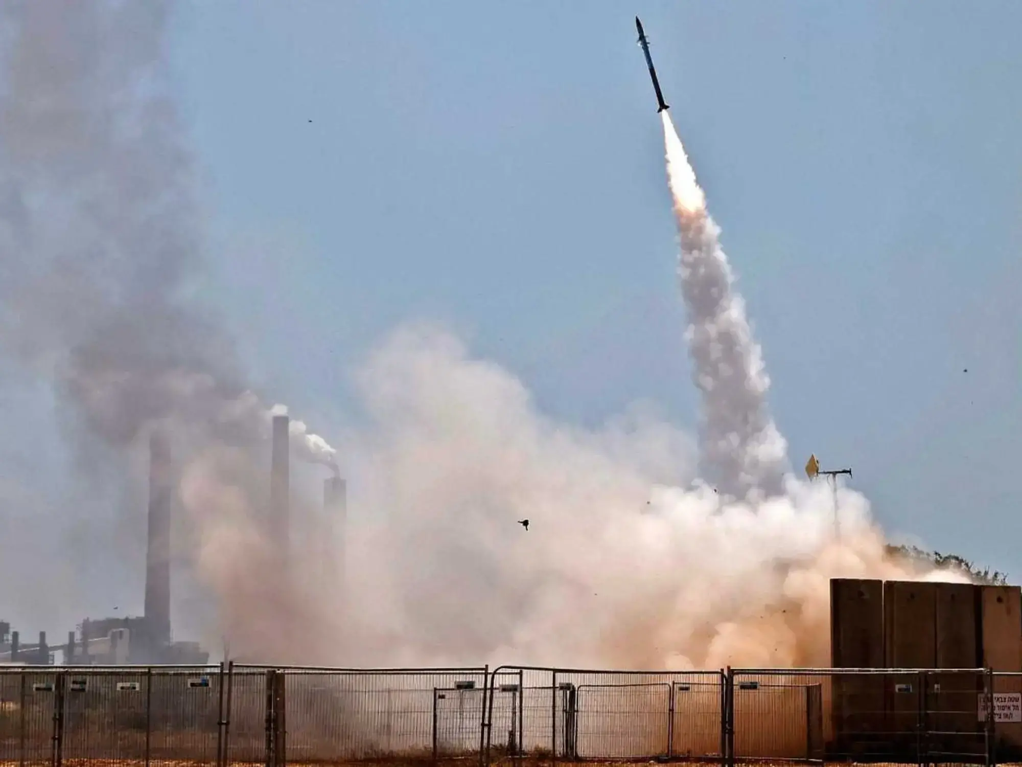 Disparo del misil de la Cúpula de Hierro israelí que interceptará proyectiles enemigos.