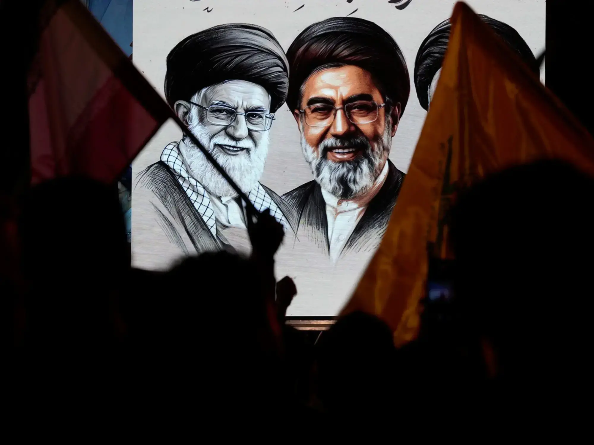 Retratos de Mojtaba Khamenei y su padre, Ali Khamenei