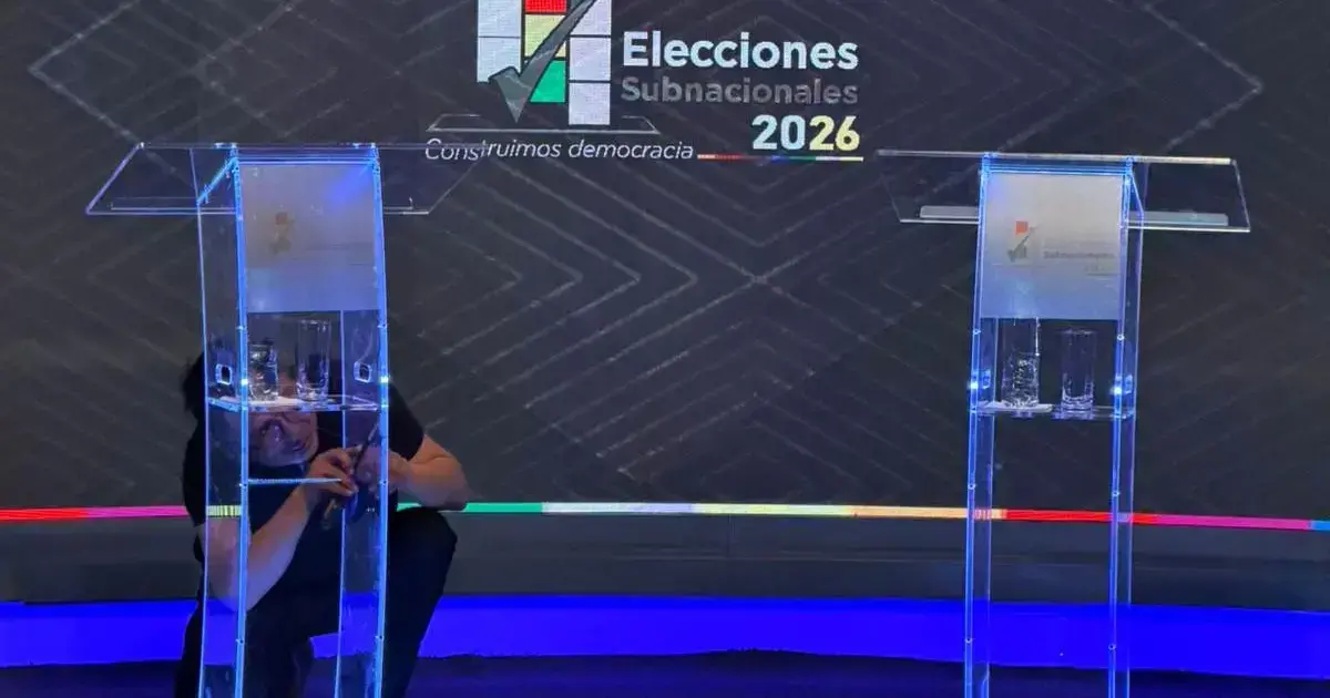 Dos atriles que son parte del debate de las elecciones subnacionales.