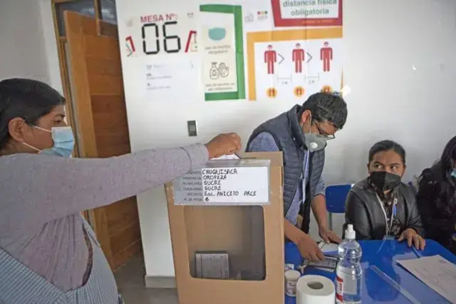 Una ciudadana emite su voto en los comicios pasados, en una mesa de votación en Sucre.