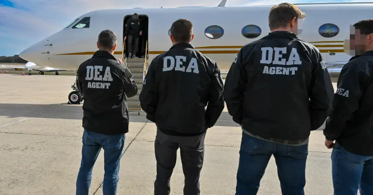 Agentes observan el avión que transporta a Sebastián Marset.