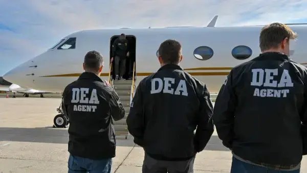 Agentes de la DEA escoltan a Sebastián Marset.