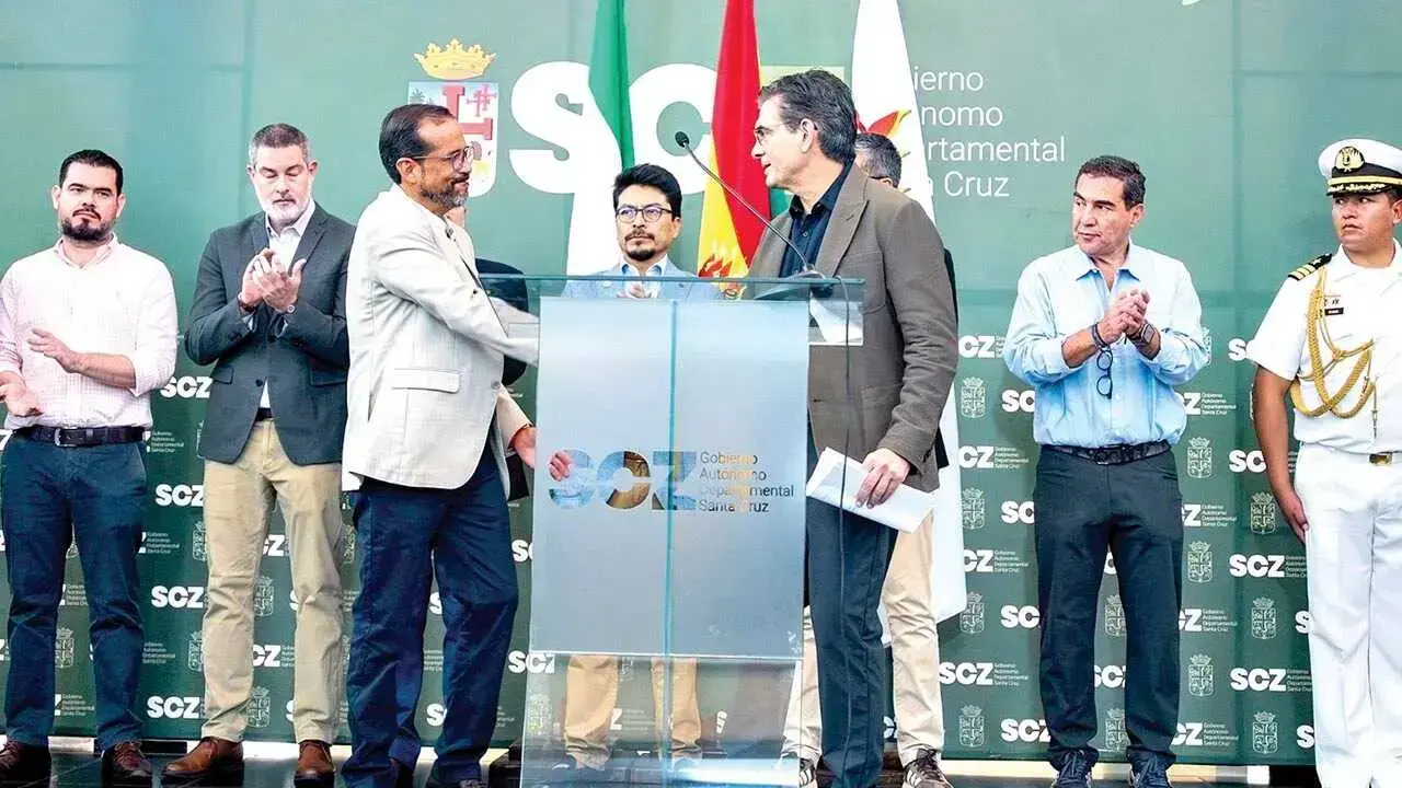 El presidente Rodrigo Paz y el gobernador Luis Fernando Camacho.