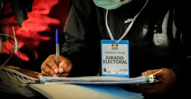 Trabajo de un jurado electoral en Bolivia (imagen de archivo).