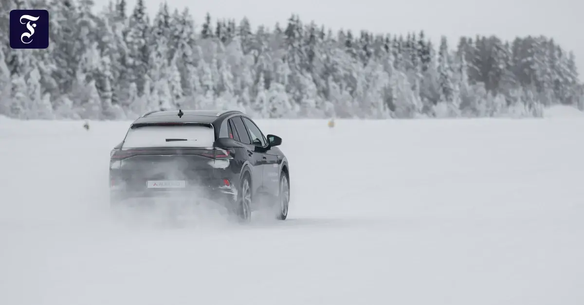 Prueba de frenos en el hielo en el norte de Suecia, en Arvudsjaer.