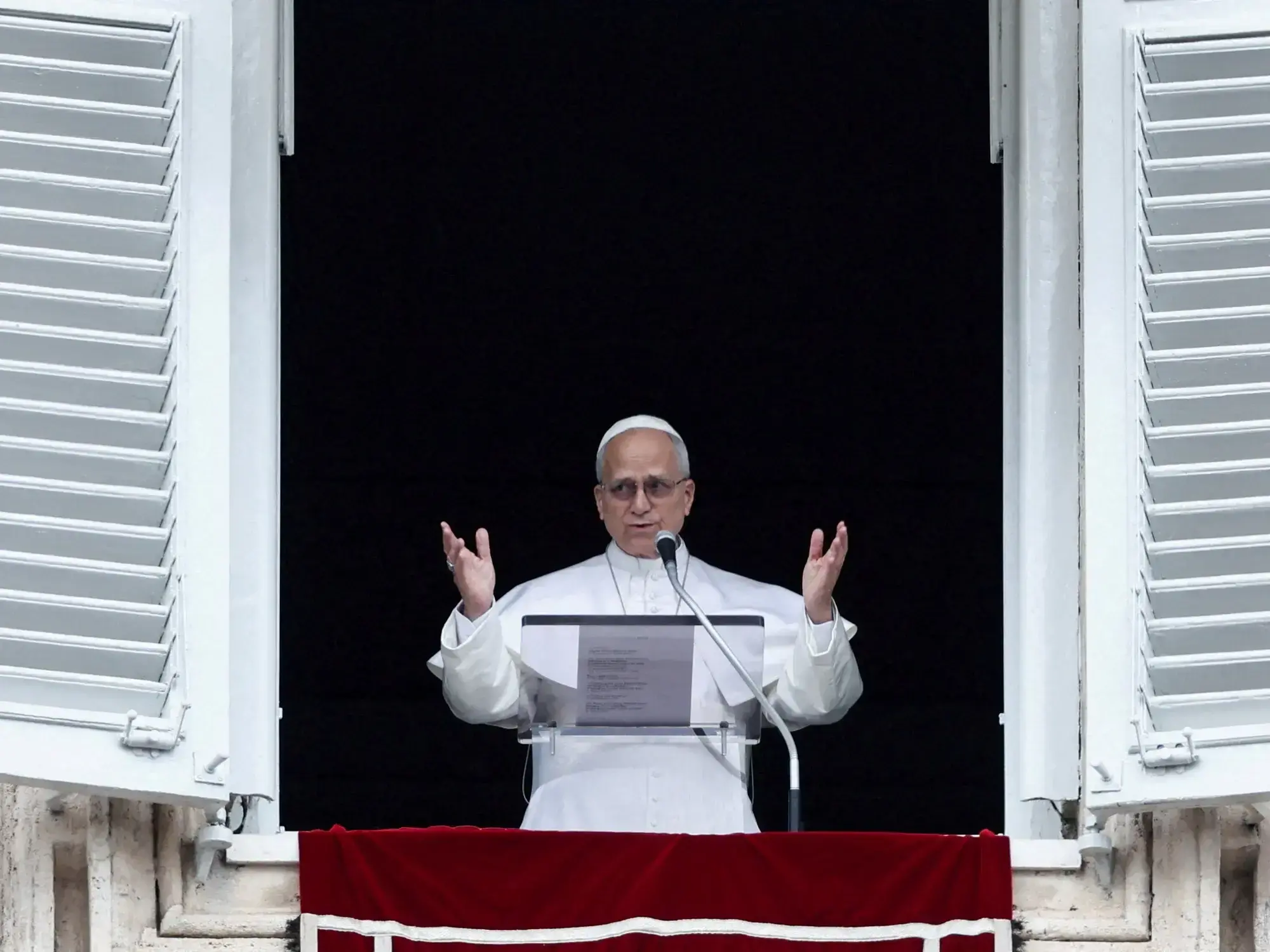 El Papa León XIV habla a los fieles en la plaza de San Pedro.