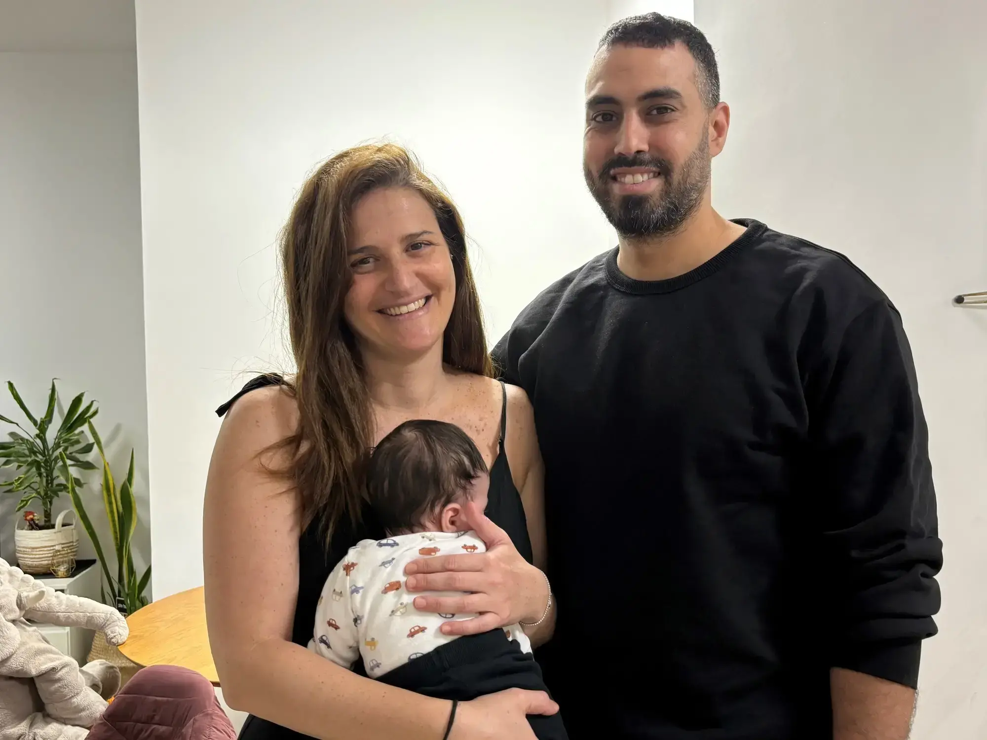 Jennifer, con su bebé Tom, junto a su familia argentina en Tel Aviv.