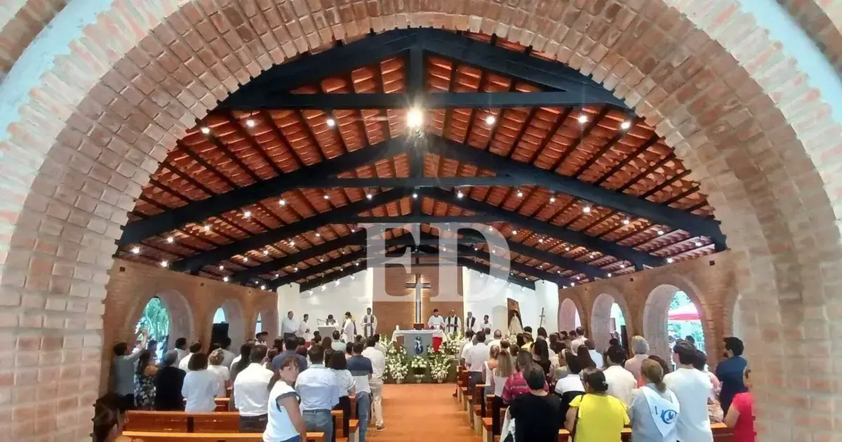 Feligreses en el nuevo templo durante la inauguracion.