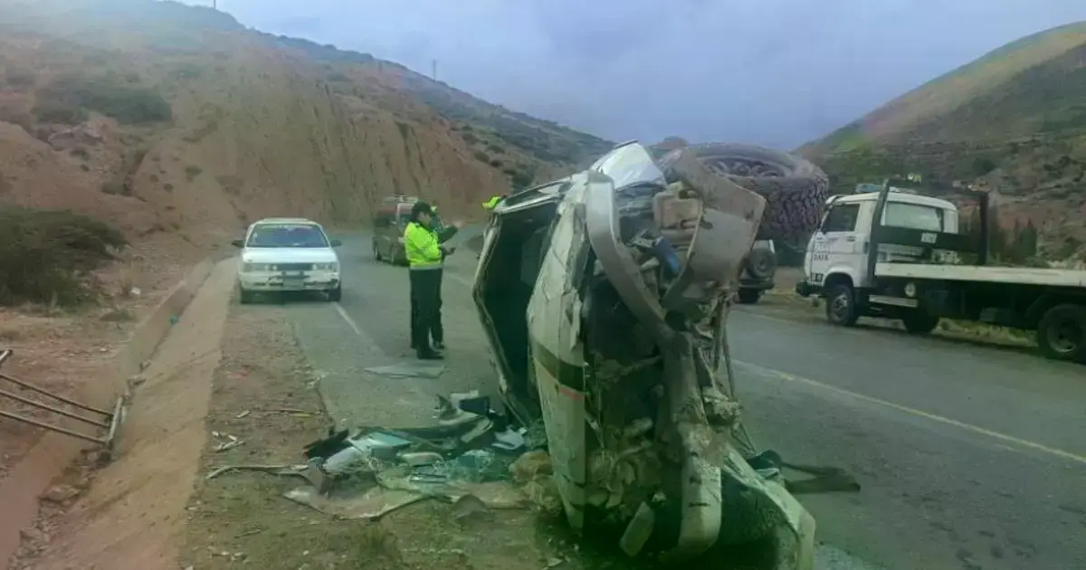 El vehículo terminó destrozado en medio de la ruta.