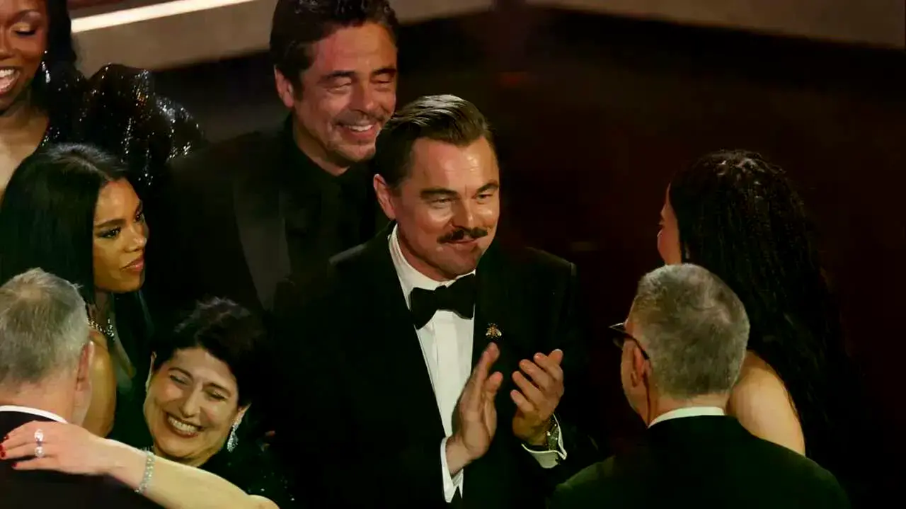 El reparto y equipo de 'Una batalla tras otra' celebra su victoria en la gala de los Oscar 2026.