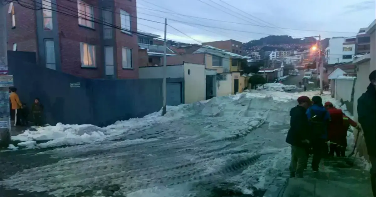 Así quedó una de las calles con granizo acumulado.