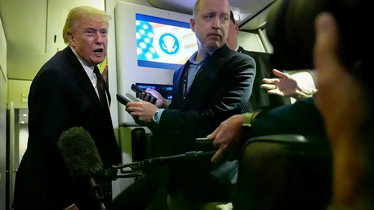 El presidente estadounidense Donald Trump habla con los periodistas a bordo del Air Force One, 15 de marzo de 2026.
