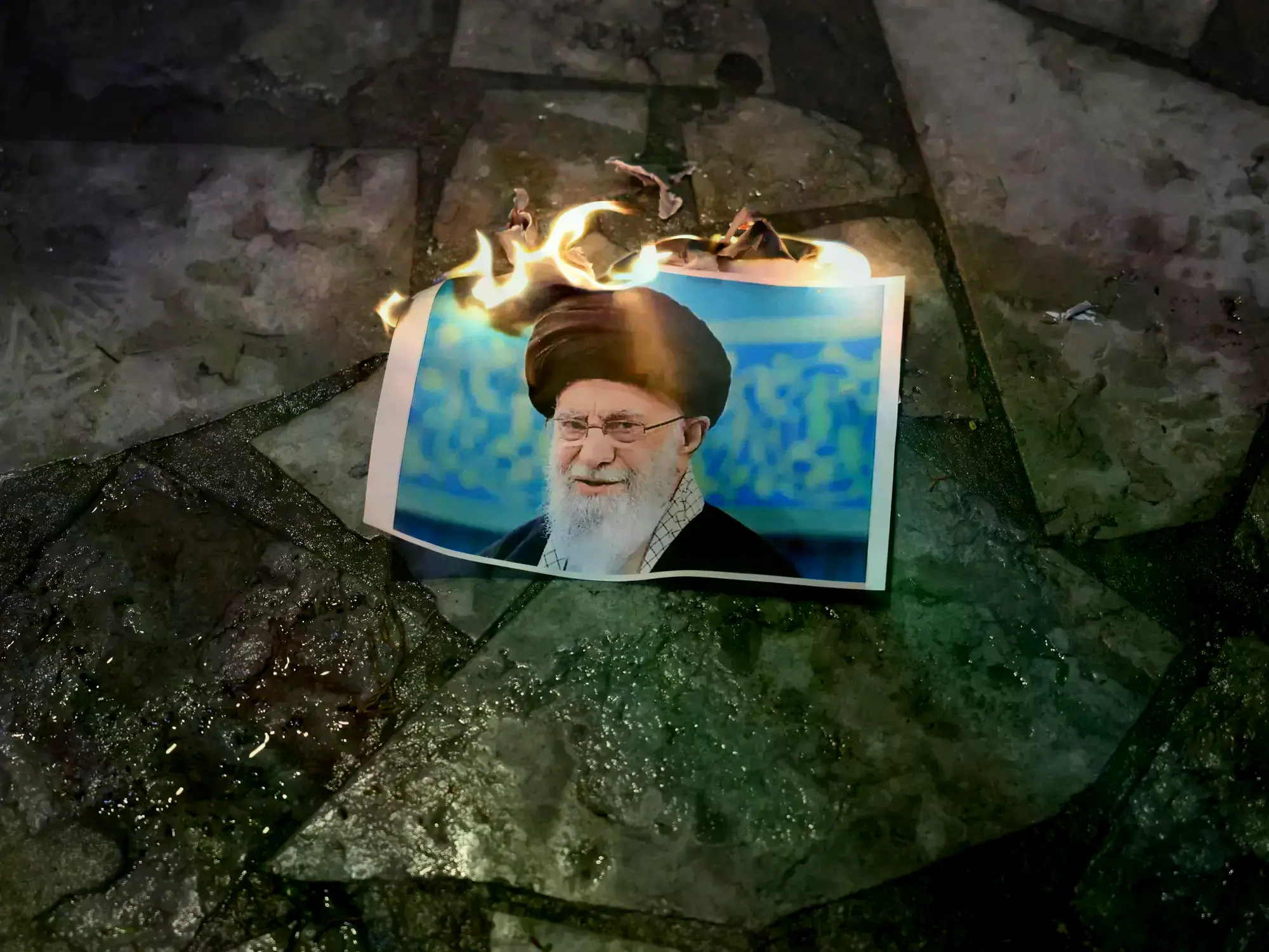 Una imagen quemada de Alí Khamenei, el líder supremo de Irán que murió por los ataques de Estados Unidos e Israel.