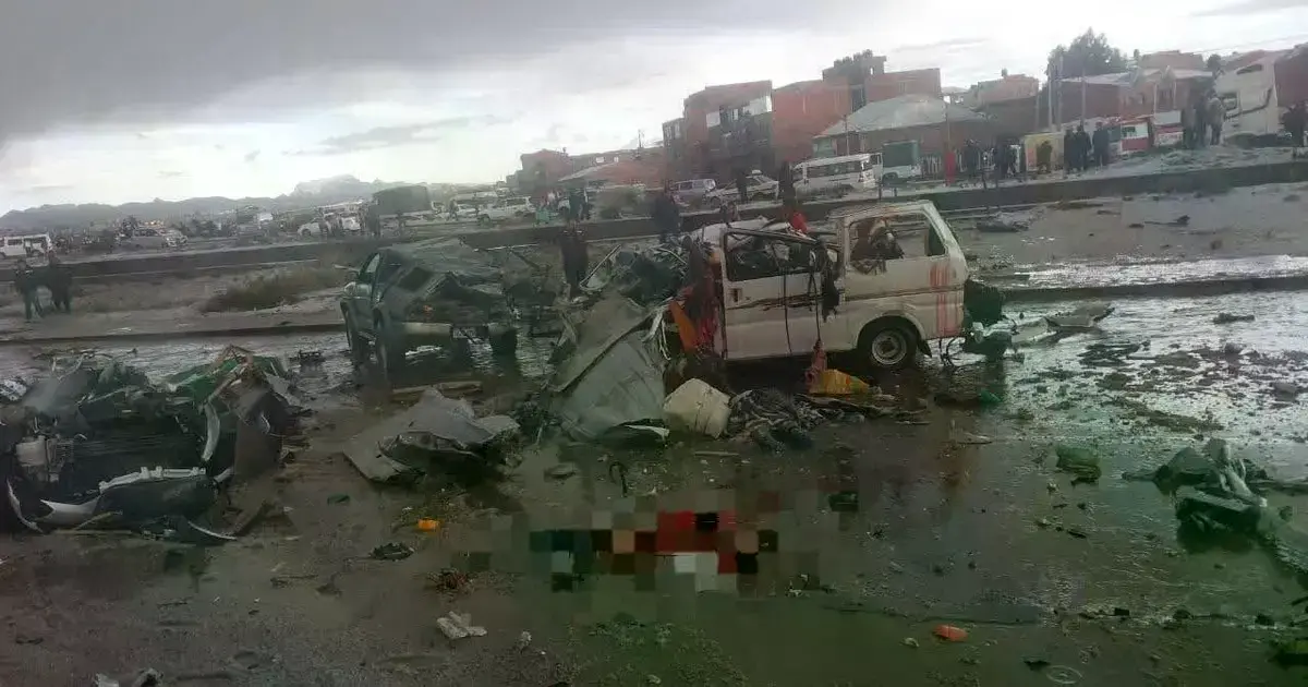 Minibús de la familia Lazo destrozado tras el impacto del avión.