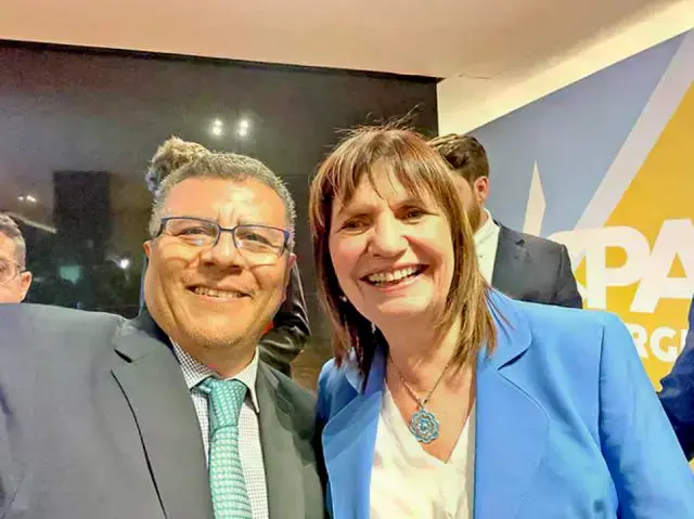 Erick Foronda, investigador boliviano, junto a Patricia Bullrich.