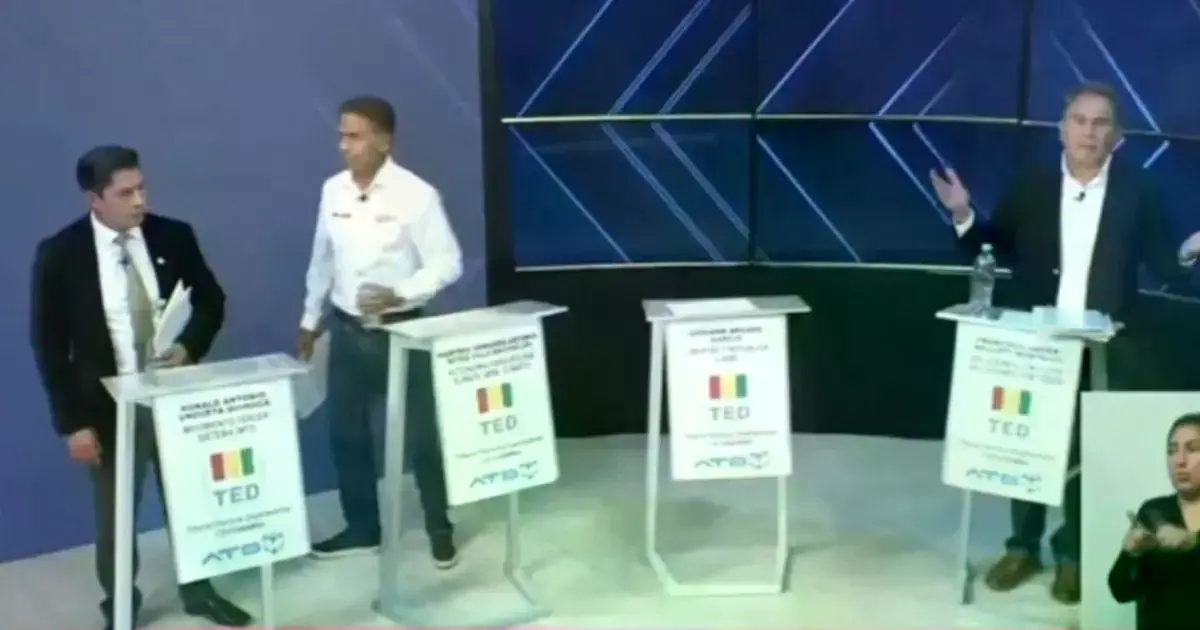 Momento en que Arzabe abandona, por unos minutos, el debate en Cochabamba