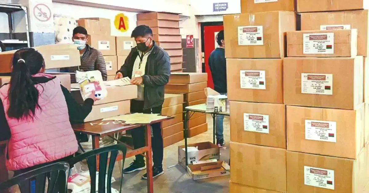 Ciudadanos bolivianos participan en el proceso electoral.