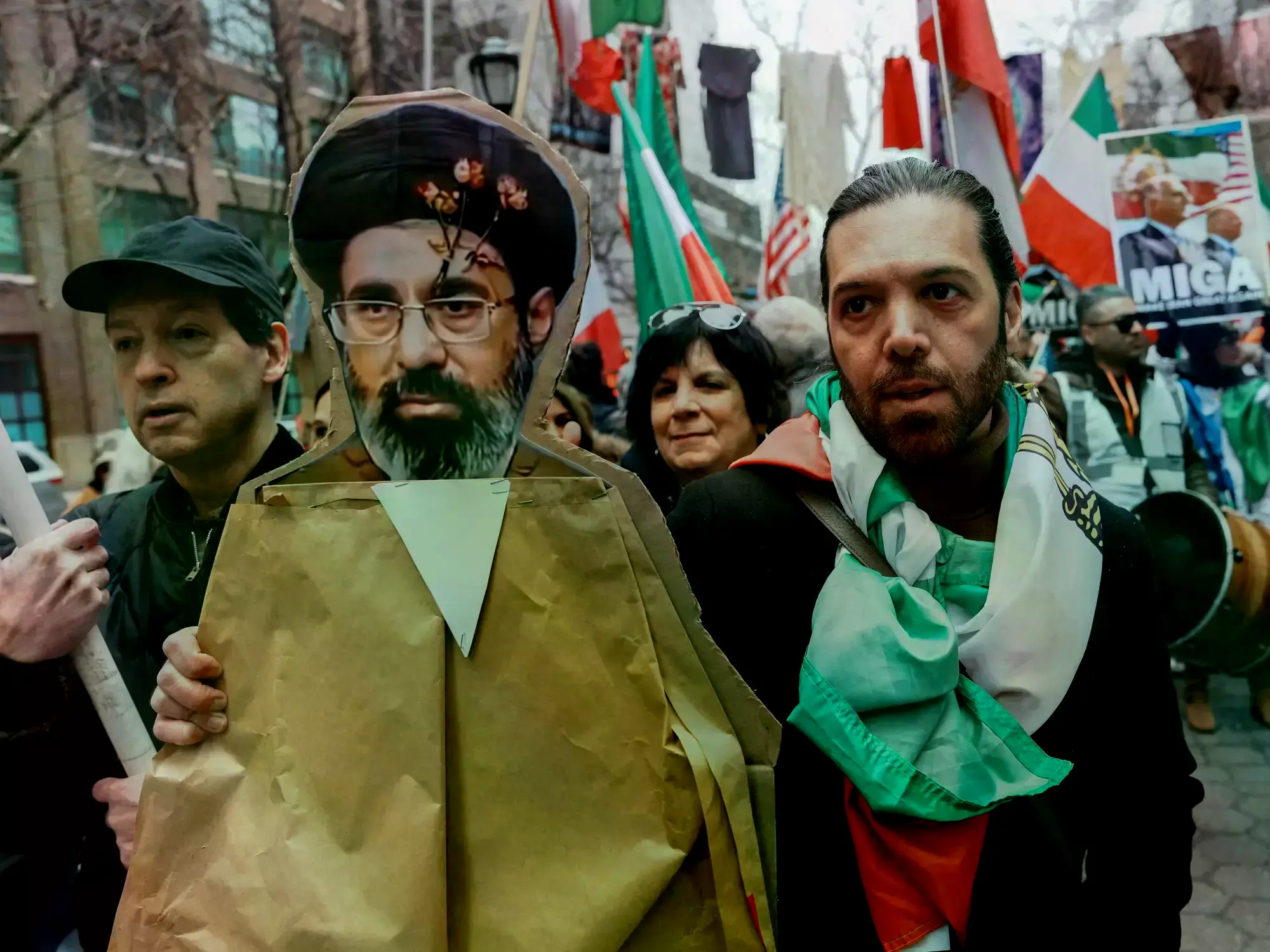 Un manifestante lleva una imagen del nuevo líder supremo, Mojtaba Khamenei.