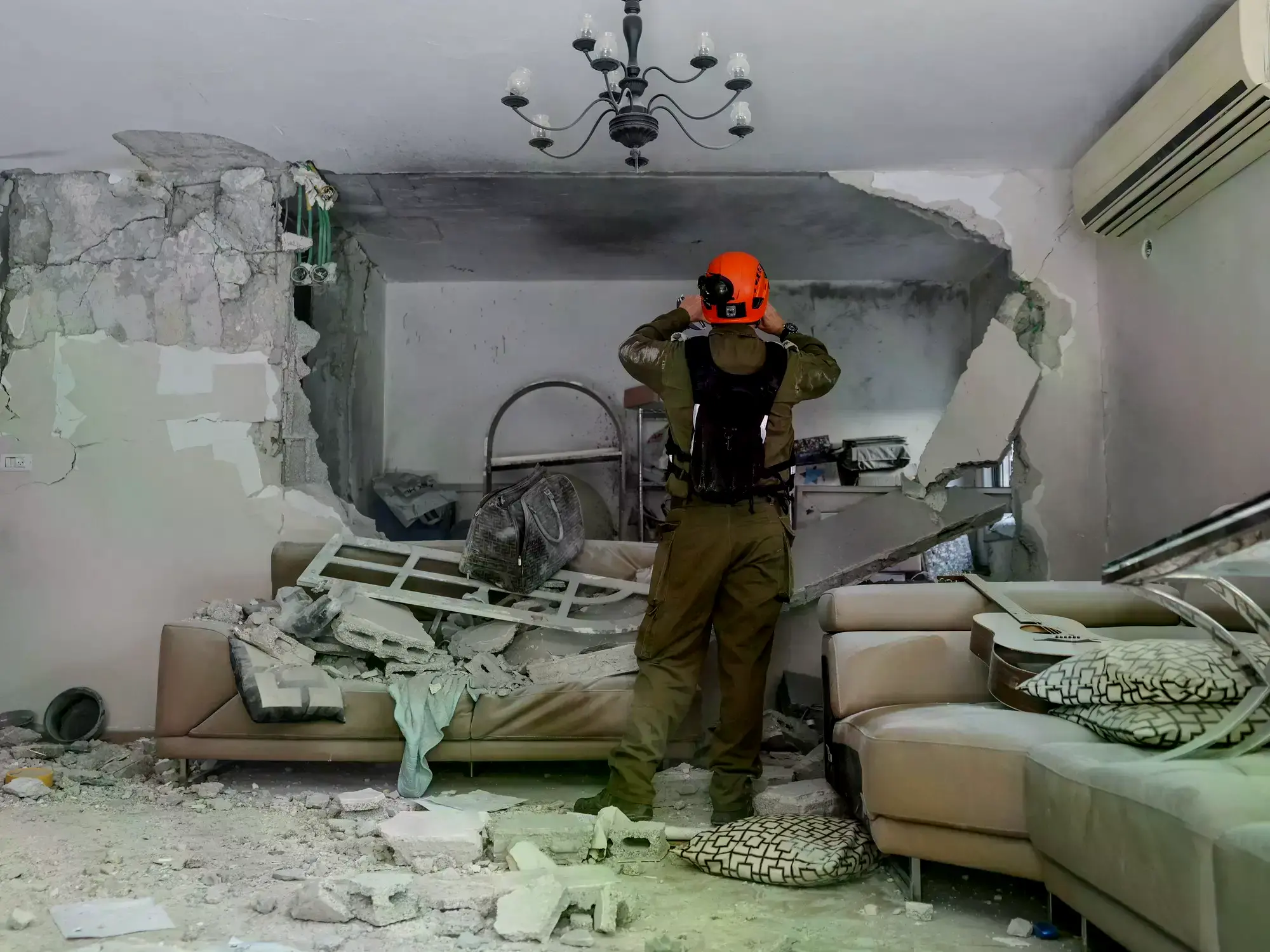 Un miembro de los equipos de rescate inspecciona una casa en Rishon LeZion, Israel, tras un ataque de Irán.