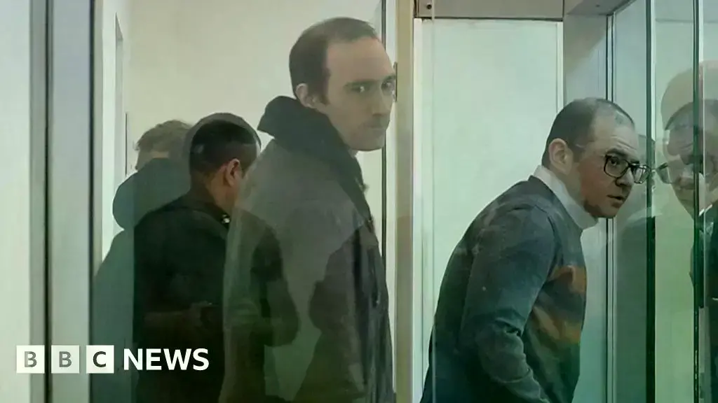 Martin Ryan (centro) durante una vista judicial en Azerbaiyán.