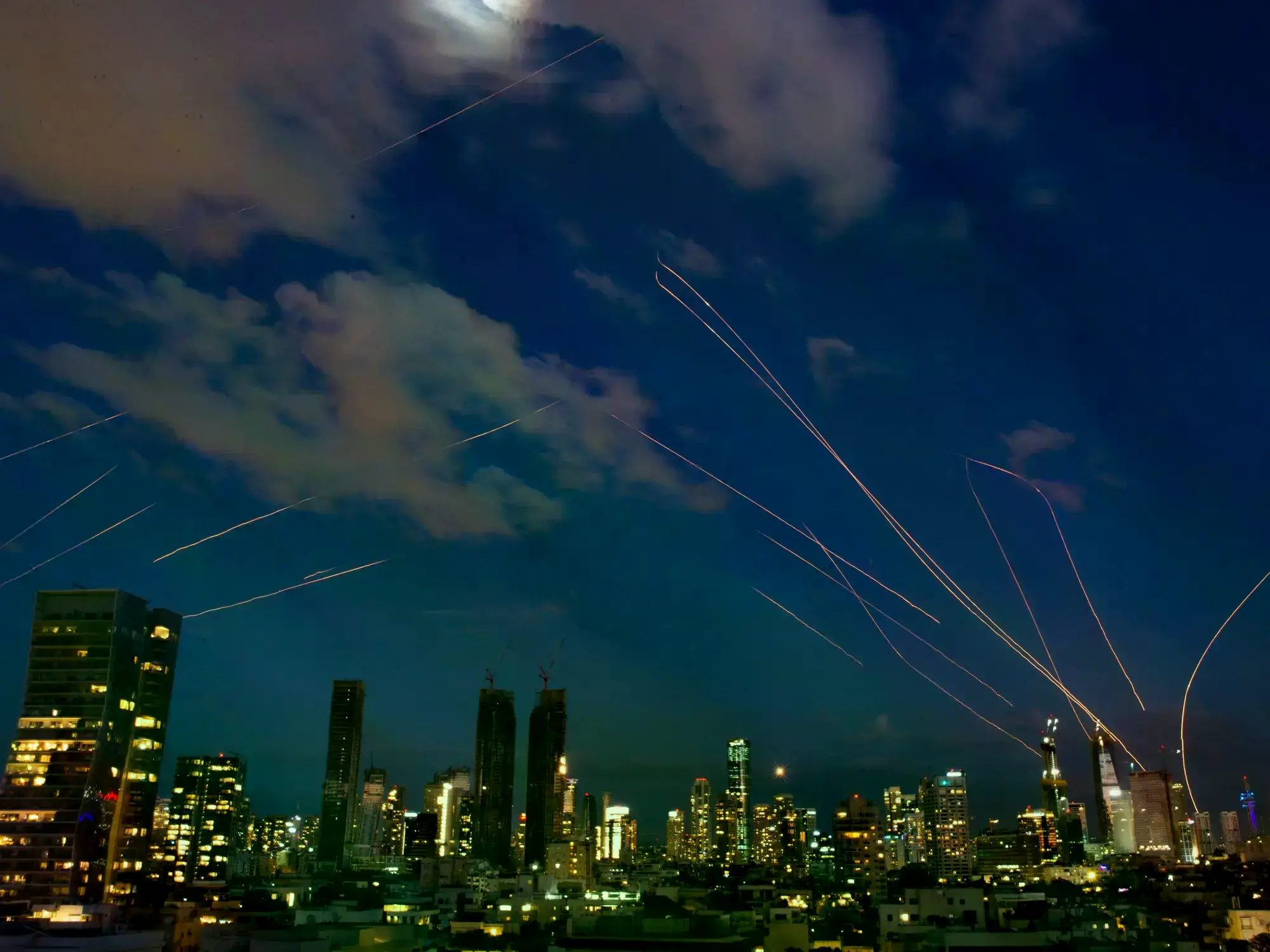 Rastros de estelas de misiles interceptores lanzados por sistemas de defensa aérea israelí, en Tel Aviv.
