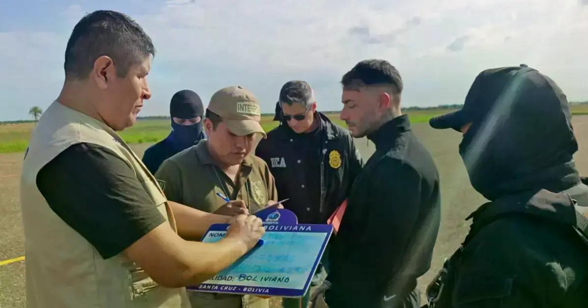 Fotografía cedida por la Policía de Bolivia del uruguayo Sebastián Marset antes de abordar un avión tras su captura.