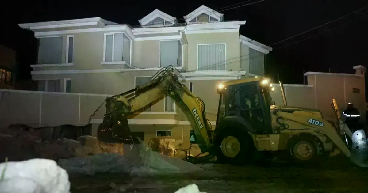 Parte de una vivienda de tres pisos se desplomó tras la granizada.