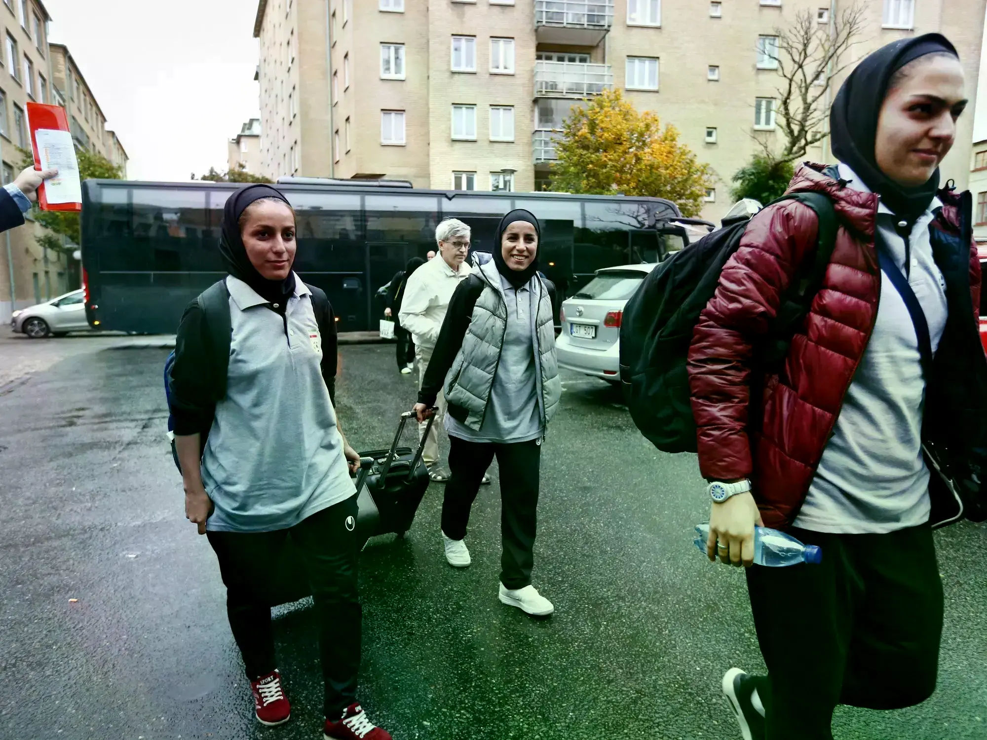 Integrantes de la selección femenina de fútbol de Irán en Gothenburg, Suecia.