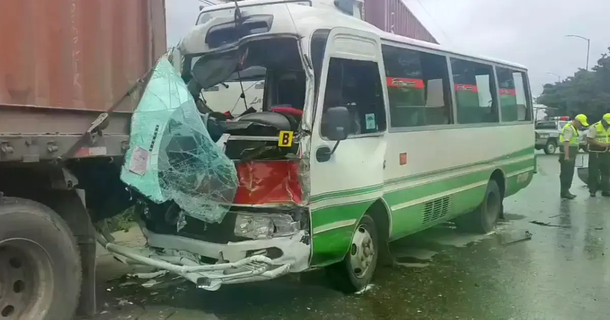 Micro de transporte público destrozado tras el accidente en La Guardia.