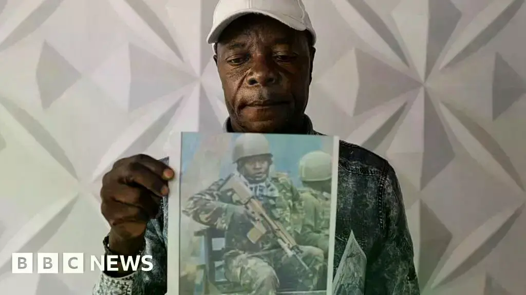 Charles Ojiambo Mutoka muestra una foto de su hijo, que afirma fue engañado para luchar por Rusia y murió en agosto.