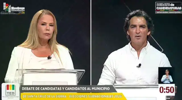 Angélica Sosa (i) y Manuel Saavedra en el debate por la Alcaldía de Santa Cruz.