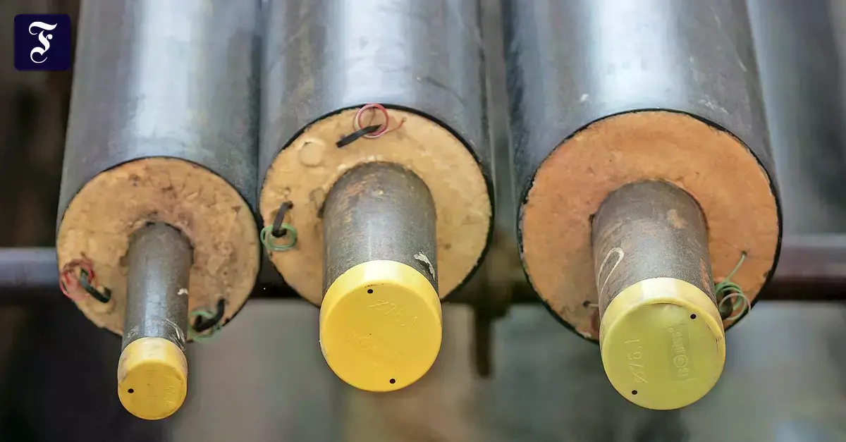 Tuberías de calefacción urbana de diferentes diámetros cerca de una central térmica.