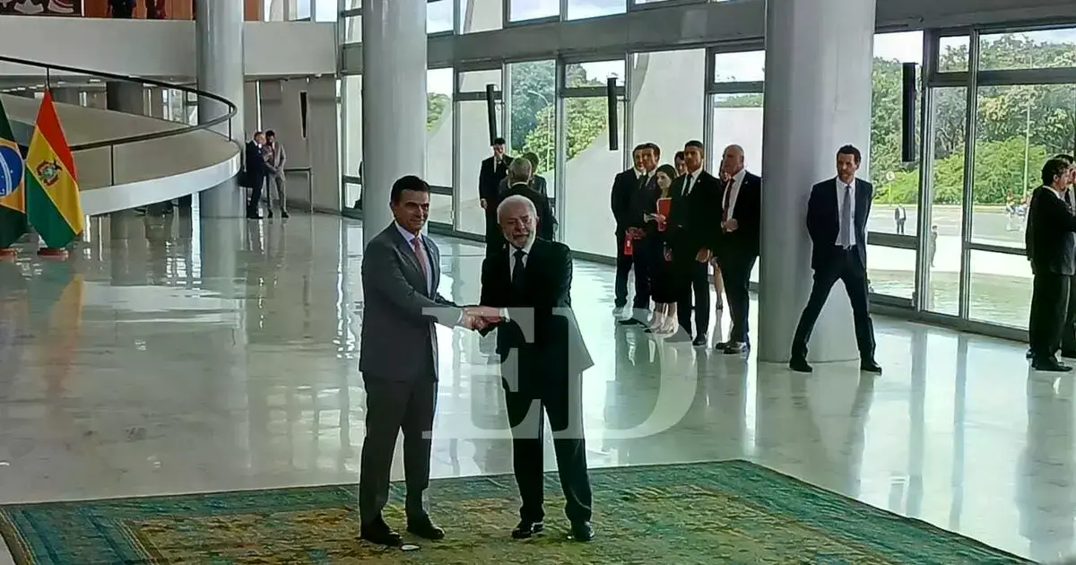 Un numeroso grupo de ministros acompaña a Paz y Lula en el Palacio de Planalto