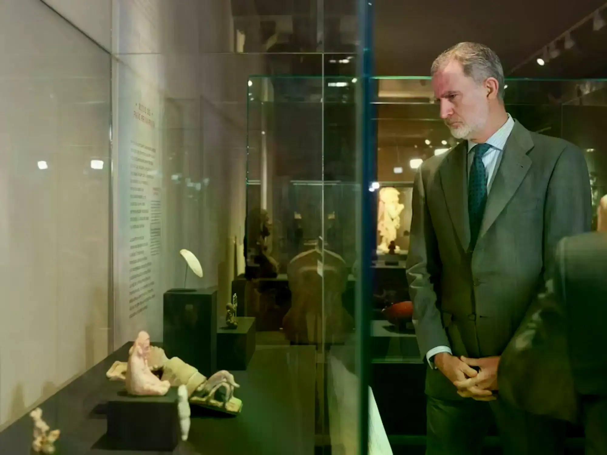 El rey Felipe VI durante su visita al Museo Arqueológico Nacional.