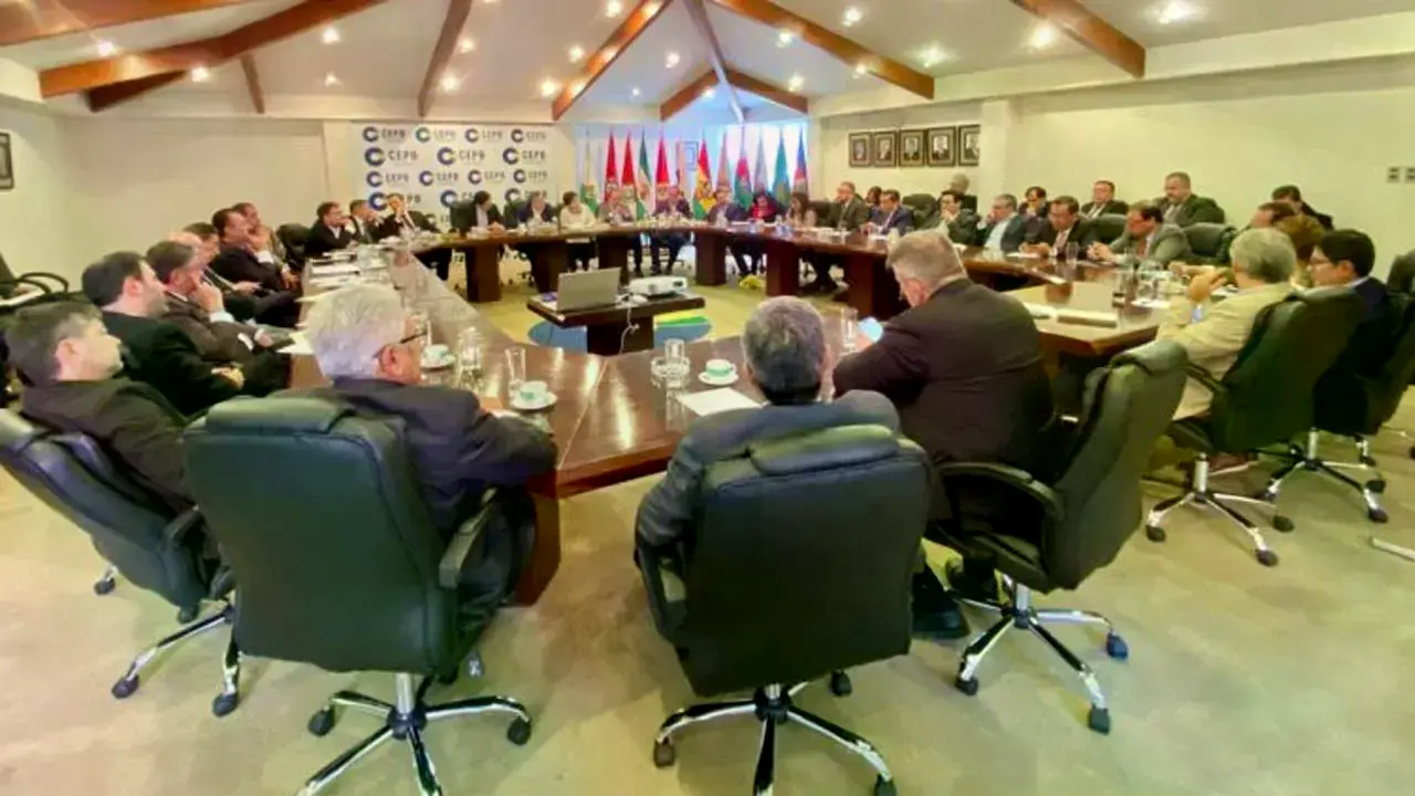 Empresarios privados reunidos.