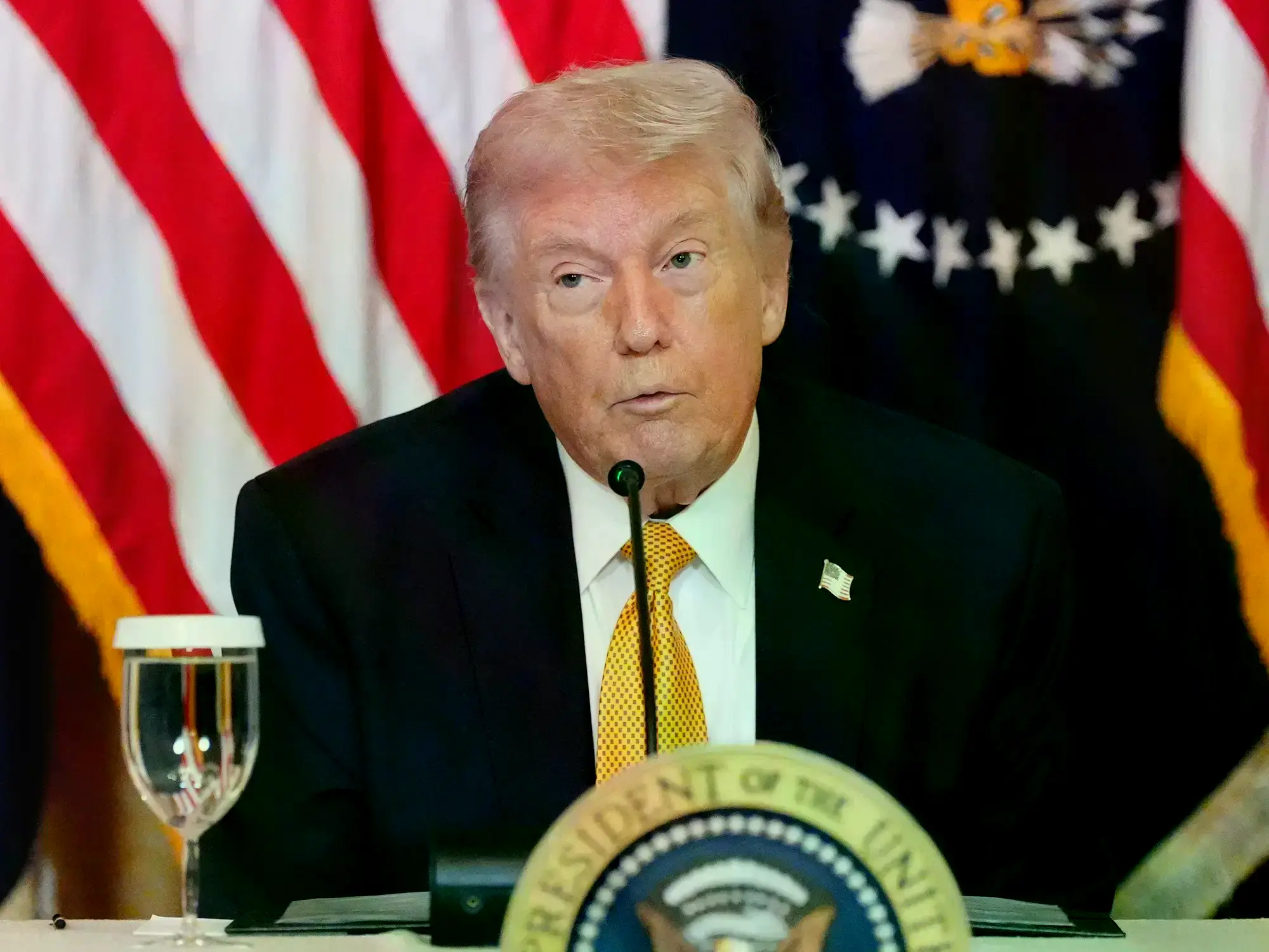 Donald Trump habla sobre la guerra en Irán en el Centro Kennedy.