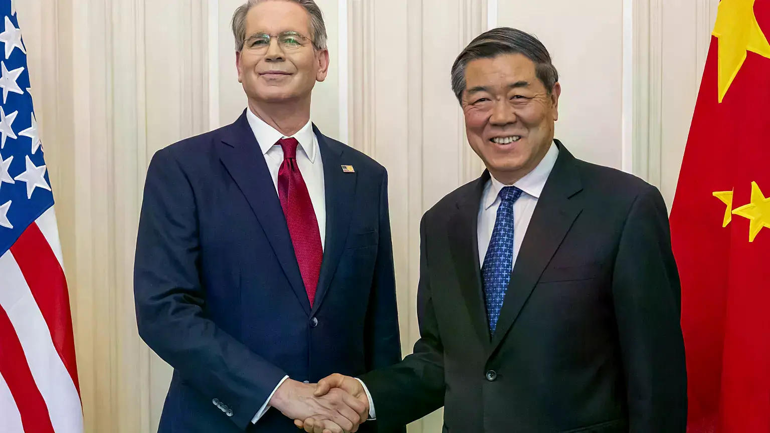 El secretario del Tesoro de EEUU, Scott Bessent, estrecha la mano del vicepremier chino He Lifeng en una reunión en Ginebra,