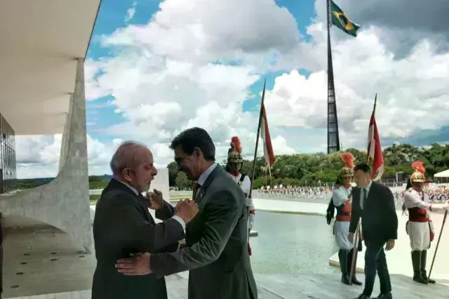 Lula da Silva (i) recibió a Rodrigo Paz en Brasilia.