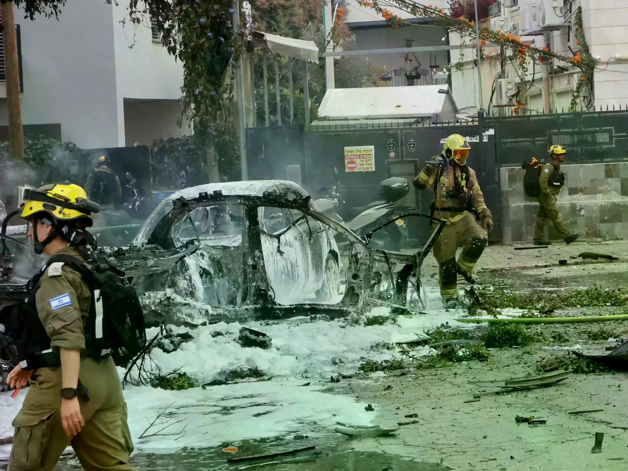 Fuerzas de seguridad y rescate israelíes trabajando en el sitio de un ataque iraní, en Tel Aviv, Israel.