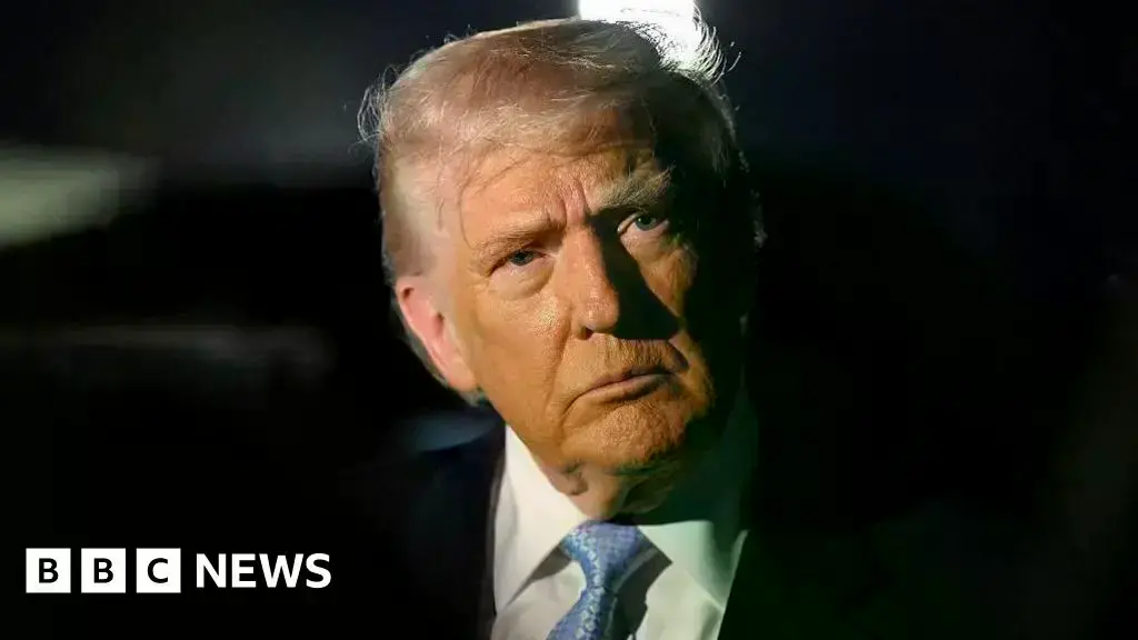 Un buque de guerra navega cerca del Estrecho de Hormuz.