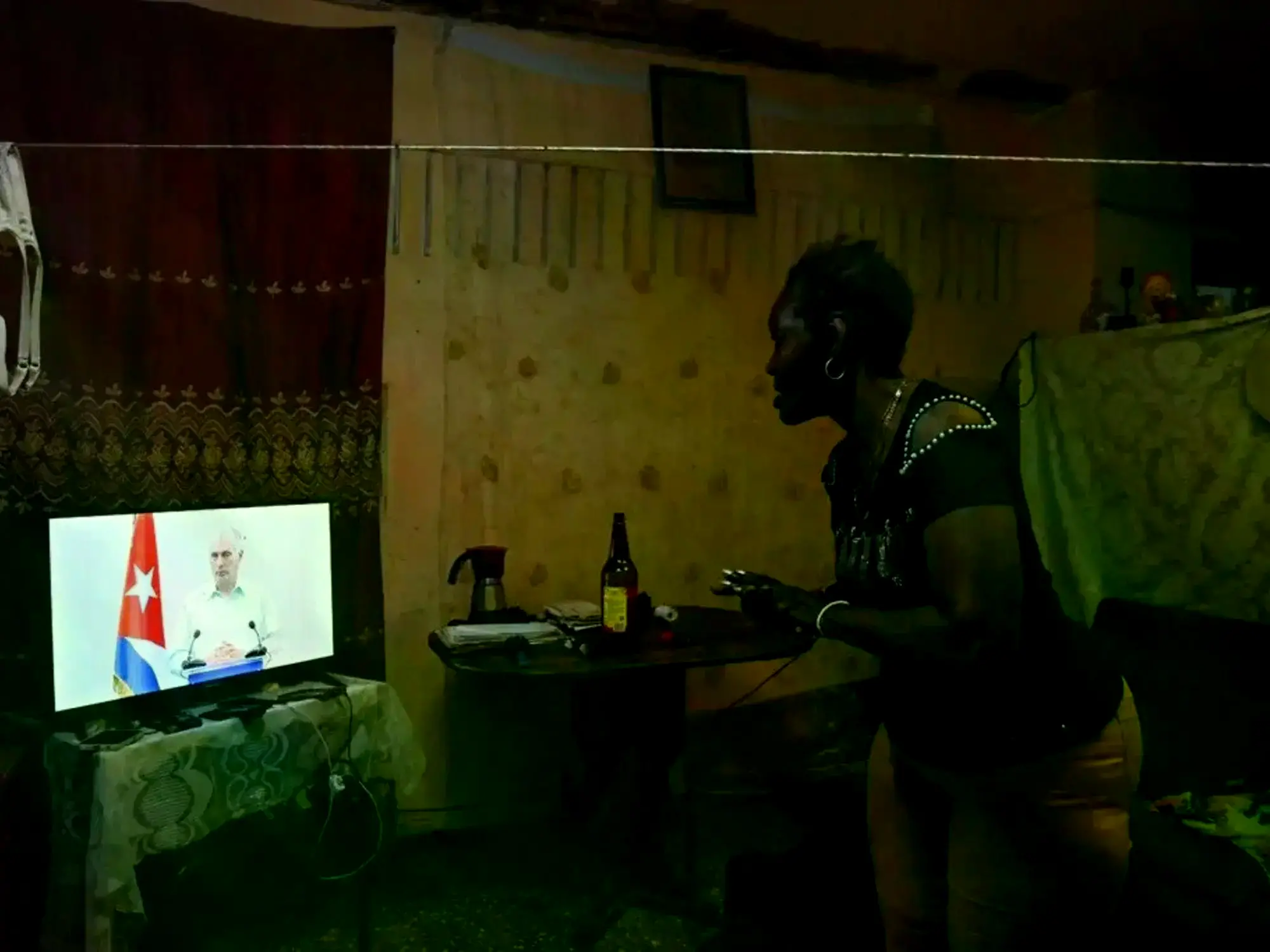 Una moto transita por una calle sin iluminación durante un apagón en La Habana.