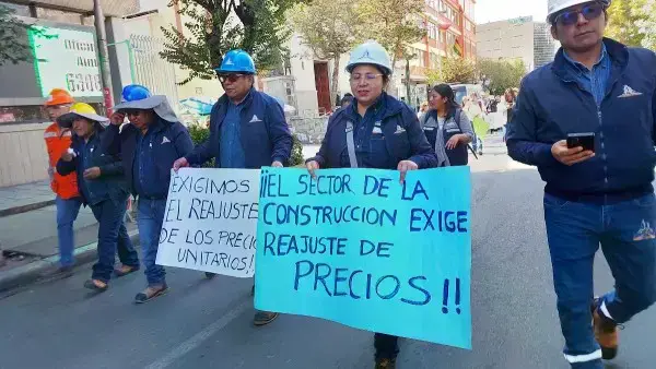 Manifestación de constructores con un tracto-camión en La Paz.
