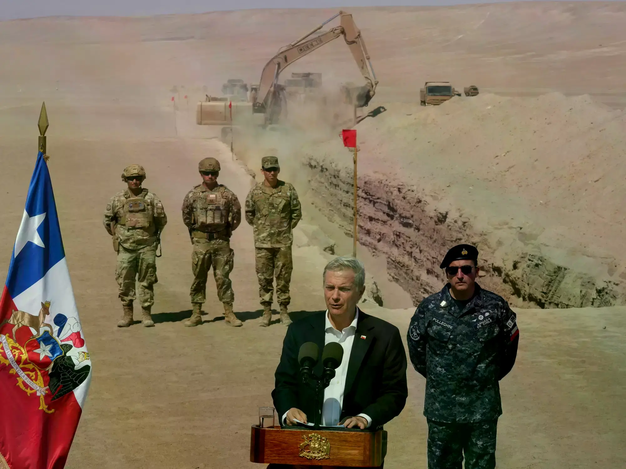 El presidente Kast ofrece una conferencia de prensa mientras una máquina excava en la frontera.