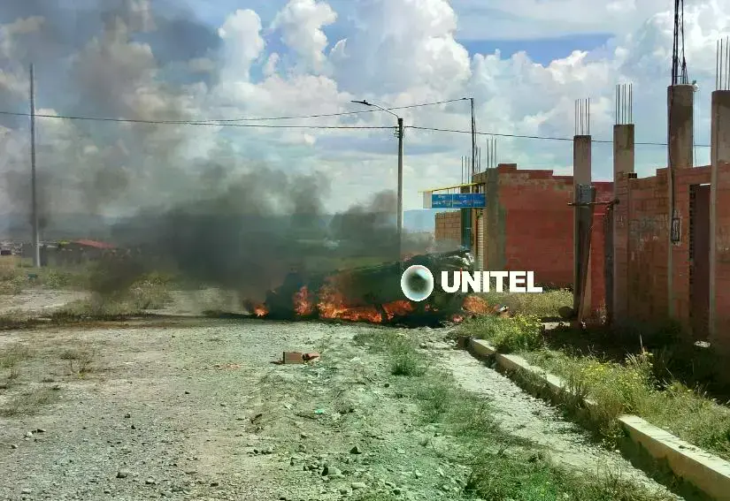 El auto fue quemado por los vecinos.