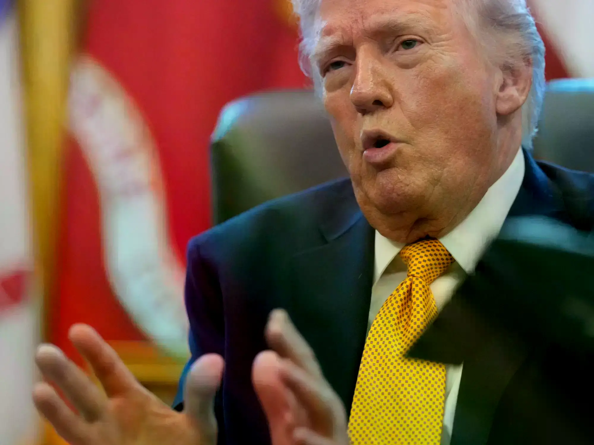 El presidente Donald Trump habla tras firmar una orden ejecutiva en el Despacho Oval.