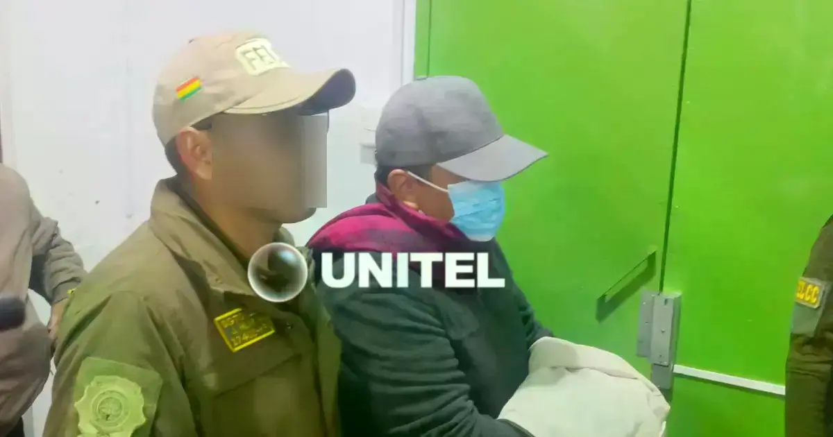 Uno de los policías es dirigido a su audiencia cautelar