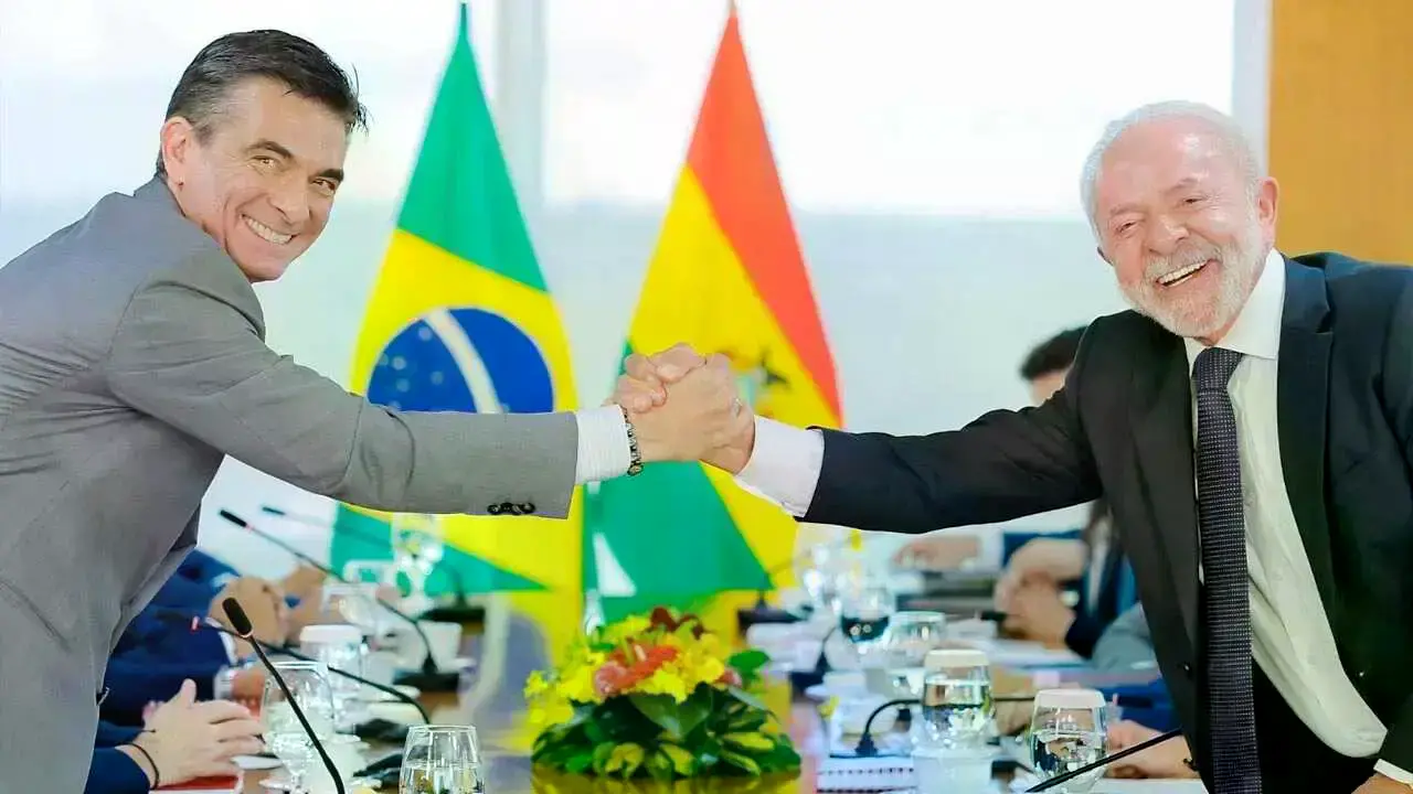 Los presidentes Rodrigo Paz y Luiz Inácio Lula da Silva durante la firma de acuerdos.