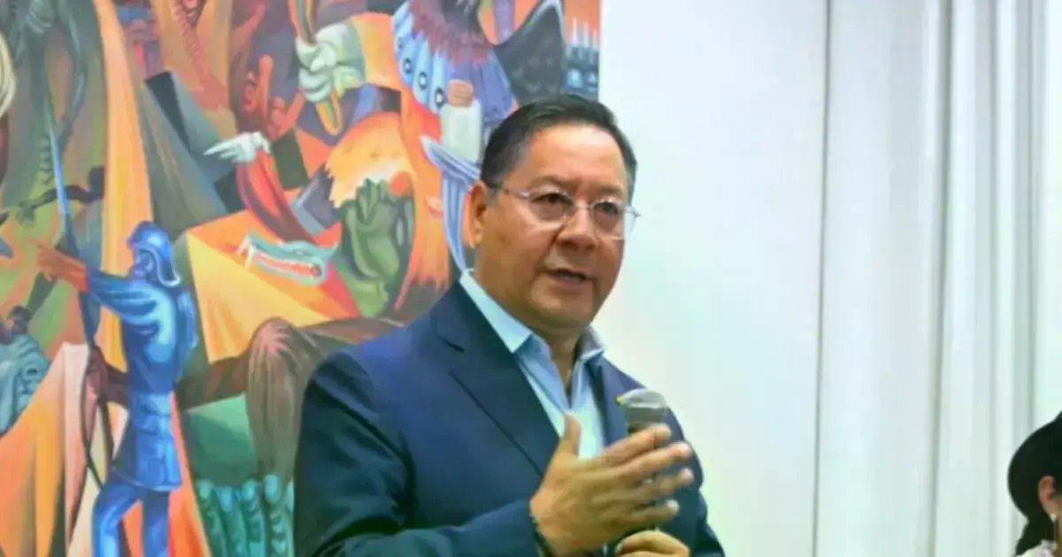 El expresidente Luis Arce durante una conferencia de prensa.