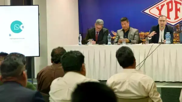 Reunión entre funcionarios de YPFB y transportistas.