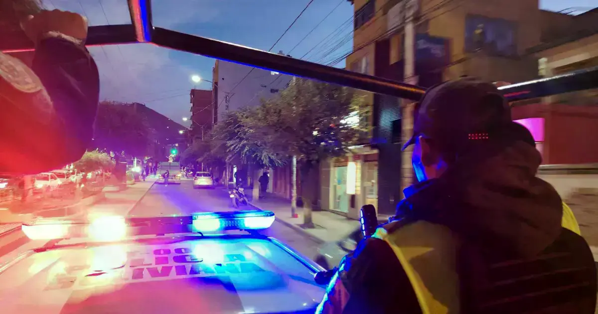 Una patrulla de Potosí realiza operativos para aprehender a los implicados.